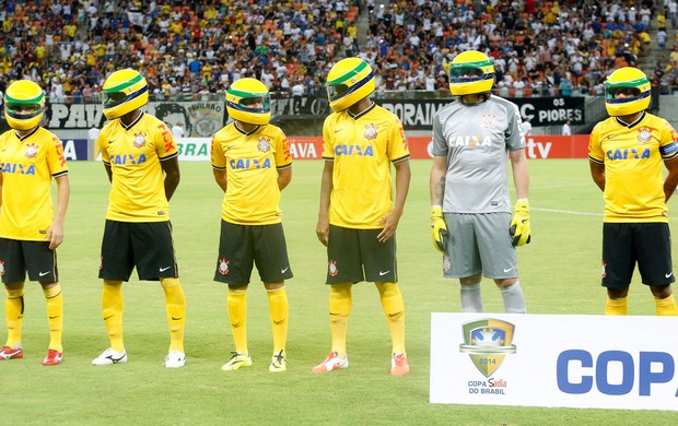 Jogadores Corinthians capacete Senna (Foto: Rodrigo Coca / Ag. Estado)