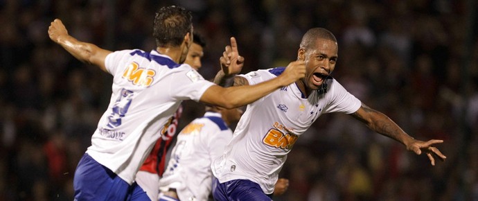 Dedé comemora gol contra o Cerro (Foto: EFE)