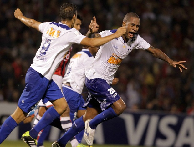 Dedé comemora gol contra o Cerro (Foto: EFE)