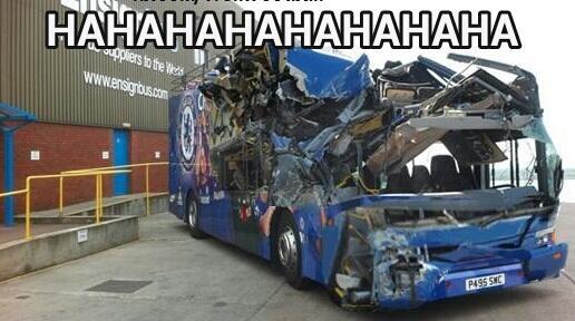 Ônibus do Chelsea destruído com gargalhada (Reprodução de internet)