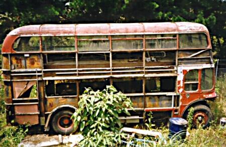 Sucata de ônibus londrino de dois andares chamado de ônibus de Mourinho na brincadeira de internet (Reprodução)