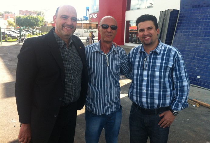 Renato D'Ávila (superitendente da CBV), Carlos Rios (Presidente da Federação Mineira de Vôlei) se reuniram com o secretário de esportes de Montes Claros. (Foto: Alexandre Fonseca/Globoesporte.com)