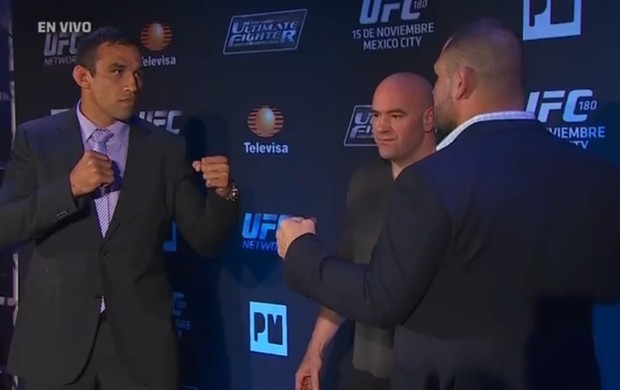 Werdum e Velásquez se encaram pela primeira vez (Foto: Reprodução)