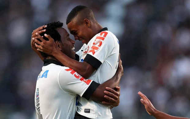 Gil comemora, Corinthians x Flamengo (Foto: Marcos Ribolli)