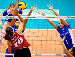 vôlei final superliga Rio de Janeiro e Sesi Bia recebe bola rápida no meio e tem marcação de Juciely e Gabi (Foto: Marcio Rodrigues / MPIX)