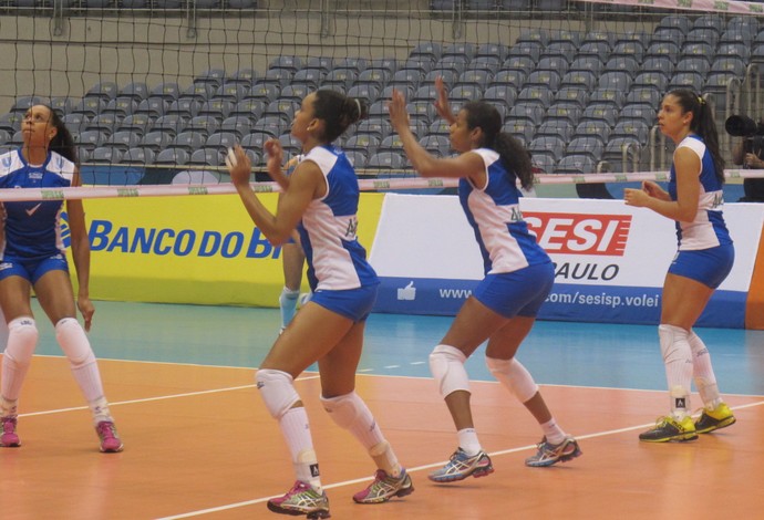 Valeskinha, ao centro, estará na sua 14ª final em 17 participações na Superliga (Foto: Lydia Gismondi)