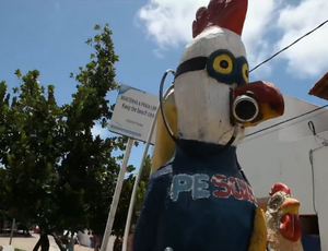 Bonecos chamam atenção em Porto de Galinhas (Foto: Reprodução SporTV)