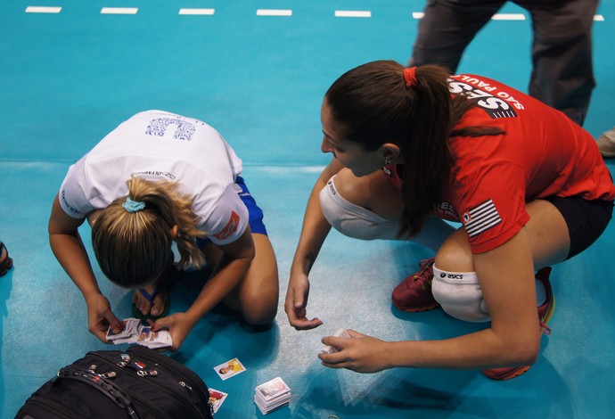 Volei - jogadoras Sesi e Rio de Janeiro trocando figurinha no treino (Foto: Fabio Leme)