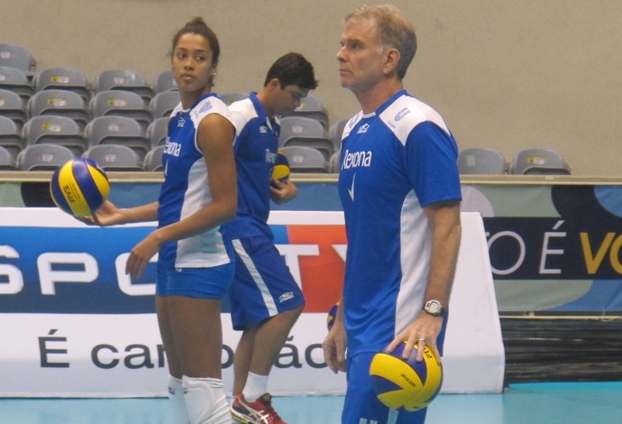 Bernardinho em ação no treino do Rio de Janeiro, dois dias antes da decisão. O treinador preferiu não se aprofundar quanto ao assunto Zé Roberto (Foto: Lydia Gismondi)