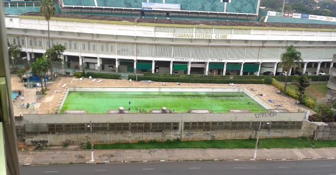 Piscina do Brinco com água verde (Foto: Waldene Feitoza/VC no G1)