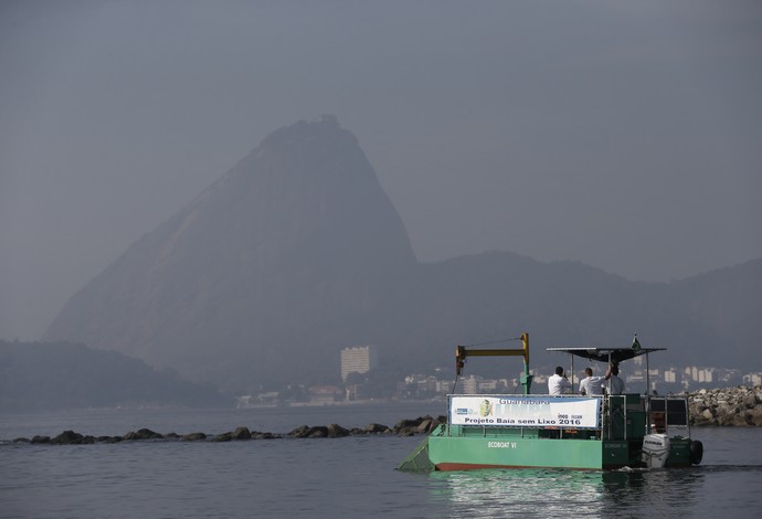 baia de guanabara ecobarco (Foto: AP)