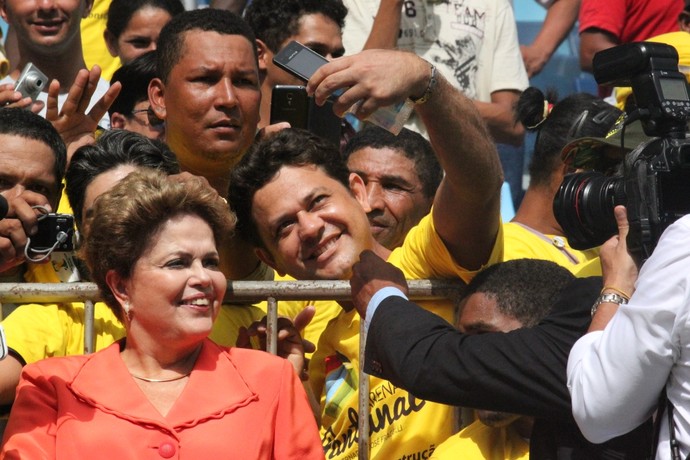 Dilma posa para selfie na Arena Pantanal (Foto: Fabricio Marques)