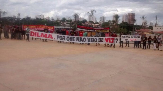 Pequeno protesto na Arena Pantanal (Foto: Erikson Rezende / Tvca)