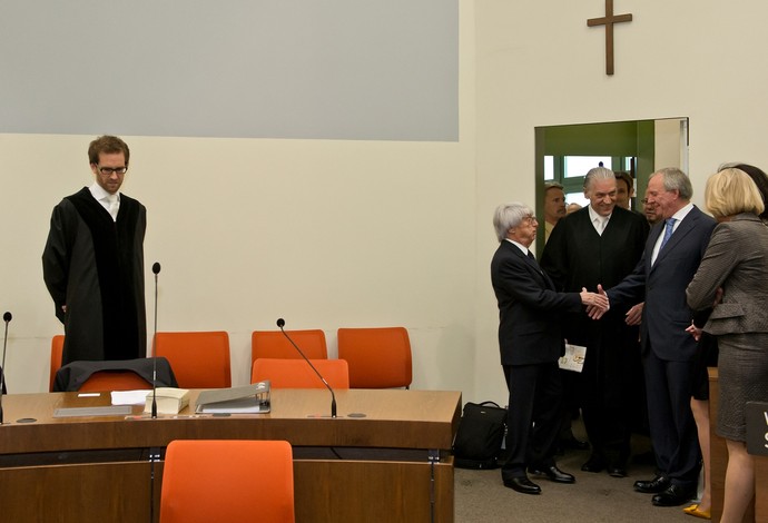 Acompanhado do advogado, Bernie Ecclestone chega ao tribunal de Munique, na Alemanha (Foto: Getty Images)