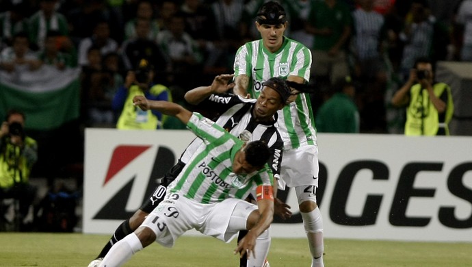 Ronaldinho Gaúcho briga com a marcação do Nacional-COL (Foto: EFE)