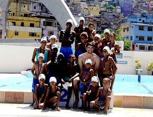 Phelps em visita na Rocinha  (Foto: André Durão / Globoesporte.com)