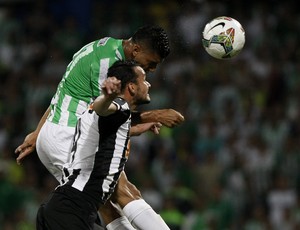 Réver, zagueiro do Atlético-MG (Foto: EFE)