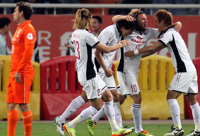 forlan Cerezo Osaka x Shandong Luneng  (Foto: AFP)