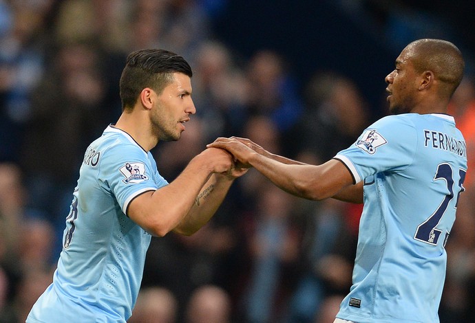 Aguero e Fernandinho Manchester City (Foto: AFP)