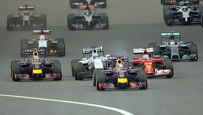 Felipe Massa é tocado por Fernando Alonso na largada do GP da China (Foto: AFP)