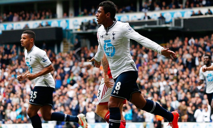 paulinho Tottenham Hotspur x Fulham  (Foto: Reuters)