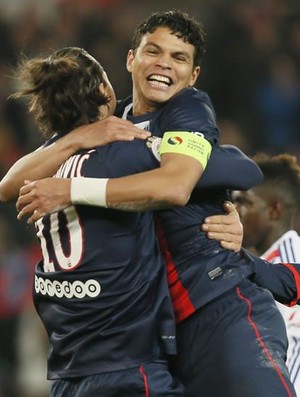 Thiago Silva e Ibrahimovic em goleada do PSG sobre o Lyon (Foto: Efe)