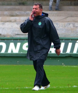 Celso Roth não definiu a equipe titular do Coritiba (Foto: Monique Silva)