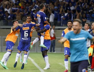 Cruzeiro comemora gol contra Defensor-URU (Foto: Washington Alves \ Light Press)