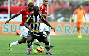 seedorf botafogo willians internacional (Foto: Edu Andrade / Agência Estado)