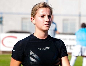 Assistente Fernanda Colombo Uliana, musa da arbitragem de Santa Catarina (Foto: Lougans Duarte / Diário do Sul)