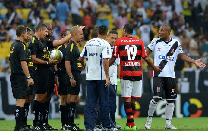 árbitro Marcelo de Lima Henrique, Alecsandro e Rodrigo, Flamengo x Vasco (Foto: André Durão)