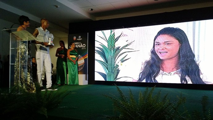 Anderson Talisca e a noiva, em premiação dos melhores do Baianão (Foto: Rafael Santana)