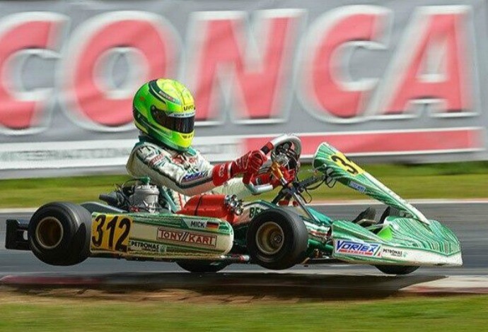 Mick Betsch, de 15 anos, dedicou a vitória no kart ao pai, o heptacampeão da F-1 Michael Schumacher (Foto: Reprodução / Twitter)