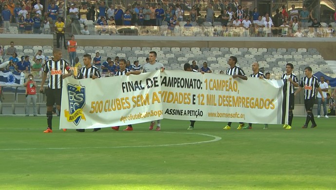 Jogadores do Atlético-MG entram em campo, com faixa do Bom Senso FC (Foto: Reprodução\TV Globo Minas)