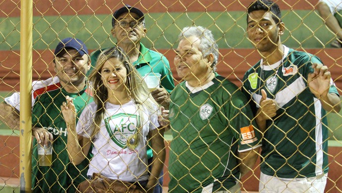 Torcedores do Alecrim com cerveja no Estádio Iberezão (Foto: Canindé Pereira/Divulgação)