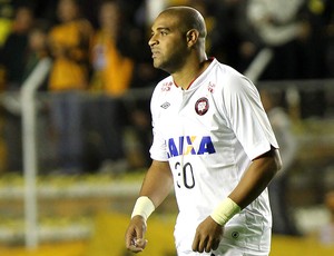 Adriano no jogo do Atlético-PR (Foto: EFE)