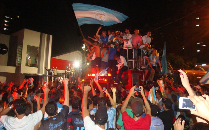 Torcida alviceleste comemora classificação nas ruas de Londrina (Foto: Rodrigo Saviani)