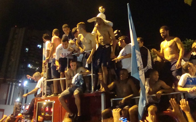 Jogadores do Londrina comemoram título em cima do caminhão de bombeiros  (Foto: Rodrigo Saviani)