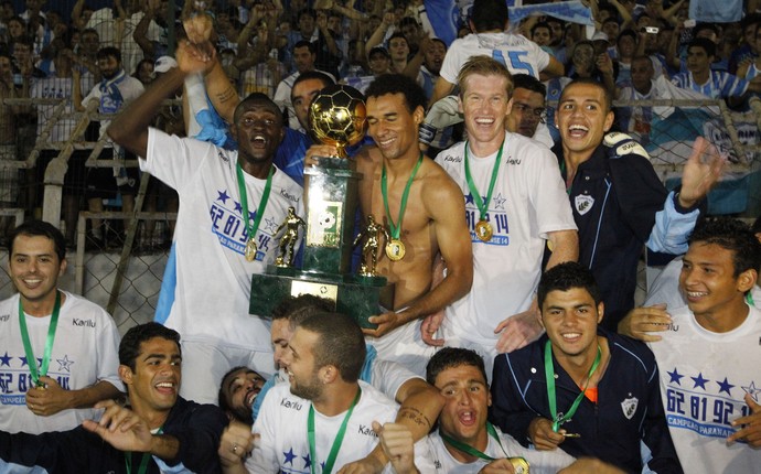 comemoração taça londrina campeão paranaense (Foto: Felipe Rosa/Tribuna do Paraná)