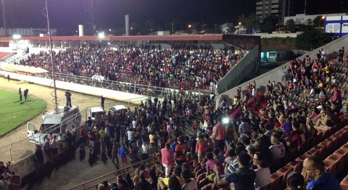 Torcedores lotam o Novelli Jr. em Itu (Foto: Natália de Oliveira)