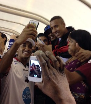 Torcedores fazem selfies com ídolos do Ituano no Novelli Jr. (Foto: Natália de Oliveira)