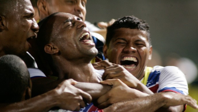 Robert comemora gol contra o Icasa (Foto: Tuno Vieira/Agência Diário)