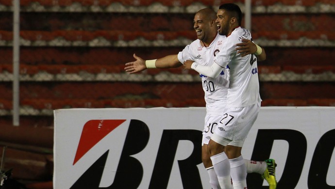 Adriano The Strongest x Atlético-PR (Foto: AP)