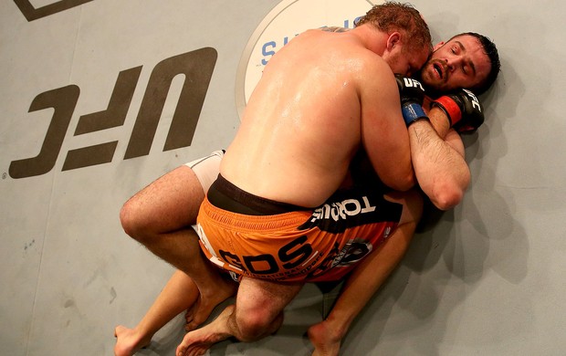 Jared Rosholt x Daniel Omielanczuk UFC (Foto: Getty)