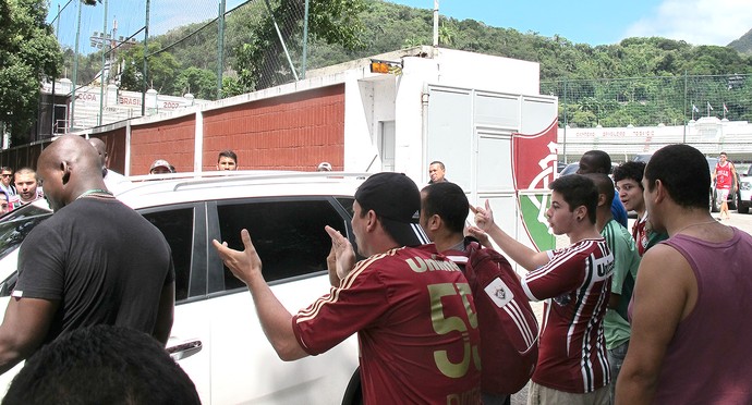 protesto da torcida do Fluminense em Laranjeiras (Foto: Hector Werlang)