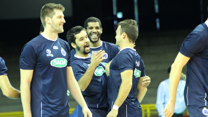 treino cruzeiro final superliga masculina de volei - eder e william (Foto: Alexandre Arruda/CBV)