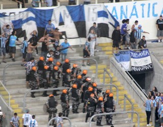 Torcedores do Grêmio brigam no jogo contra o Nacional do Uruguai pela Libertadores na Arena  (Foto: Diego Guichard/GloboEsporte.com)