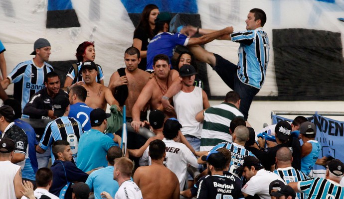 Briga na torcida Grêmio (Foto: Wesley Santos/Agência PressDigital)