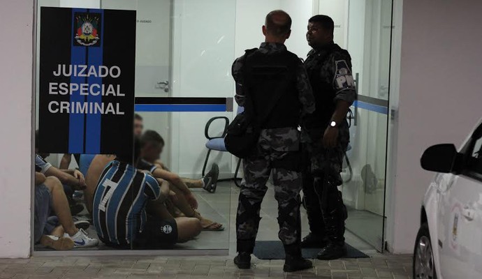 Torcedores foram levados ao Jecrim da Arena (Foto: Diego Guichard/GloboEsporte.com)