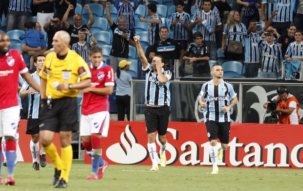 Barcos marcou o gol de pênalti no primeiro tempo (Foto: Diego Guichard/GloboEsporte.com)